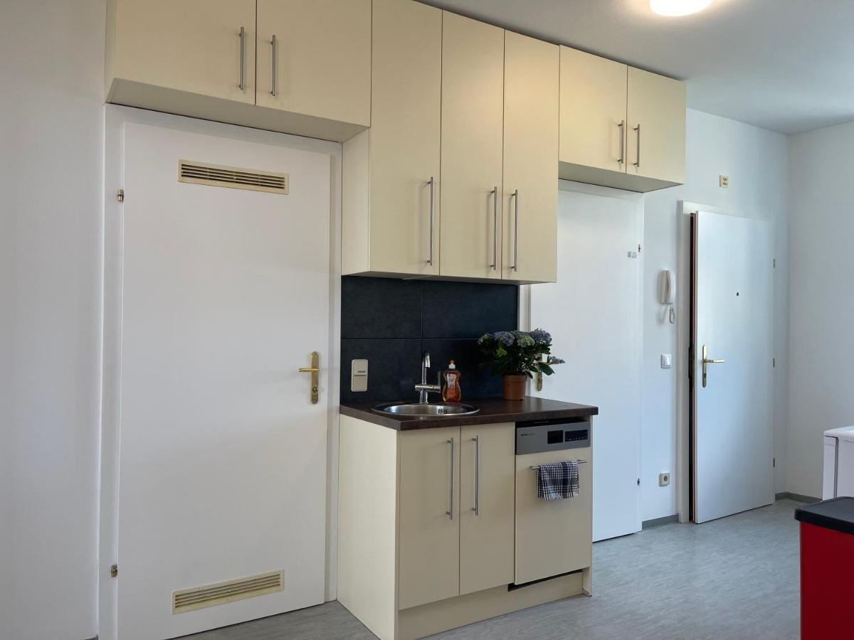 Peaceful Apartment For 4 Виена Екстериор снимка