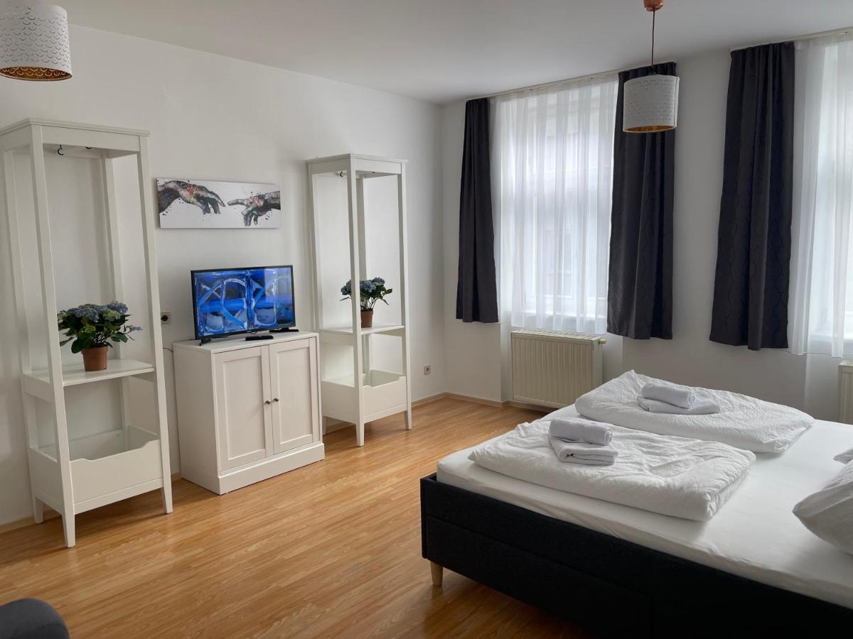 Peaceful Apartment For 4 Виена Екстериор снимка