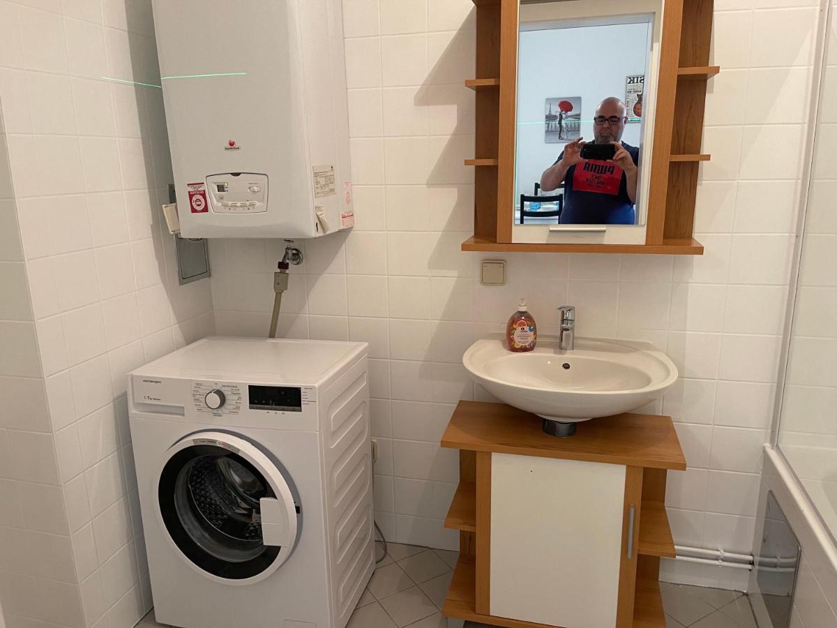Peaceful Apartment For 4 Виена Екстериор снимка