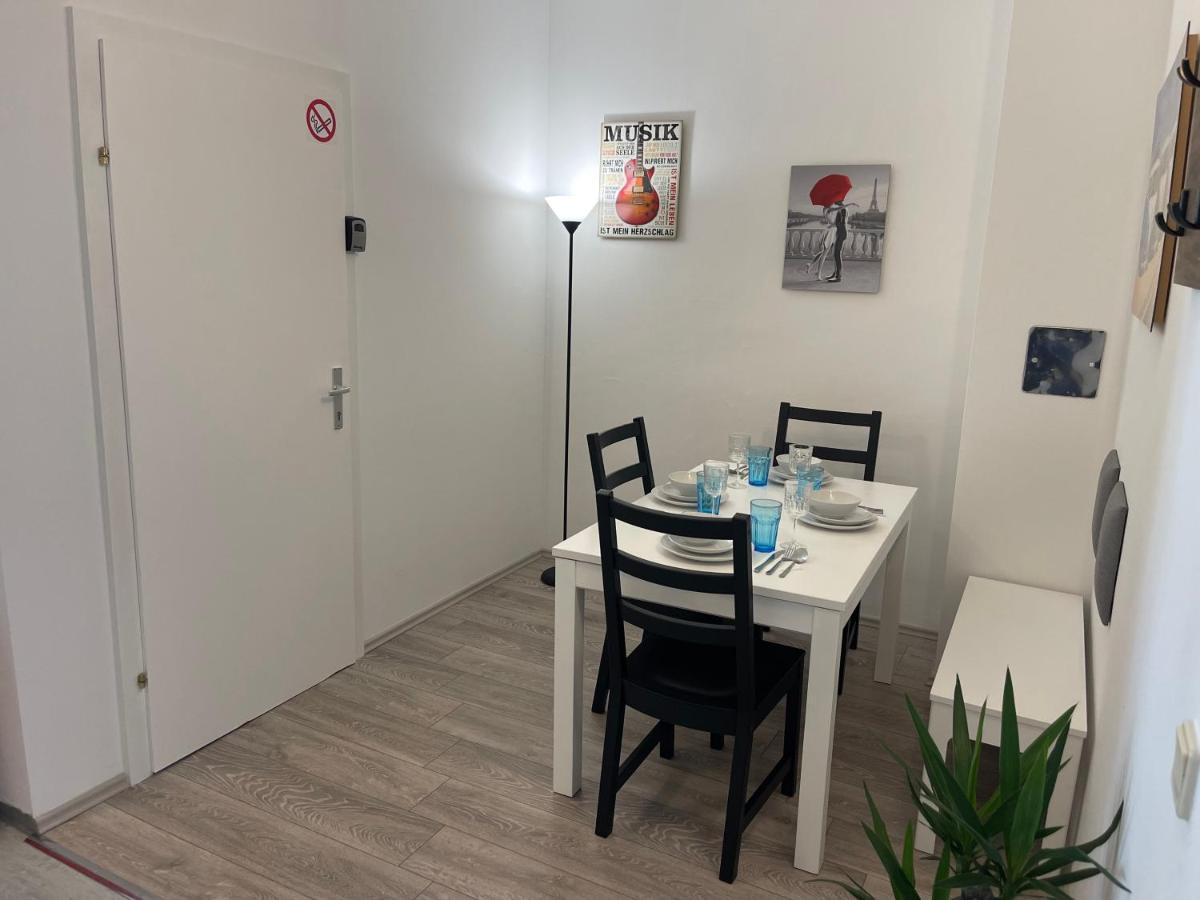 Peaceful Apartment For 4 Виена Екстериор снимка